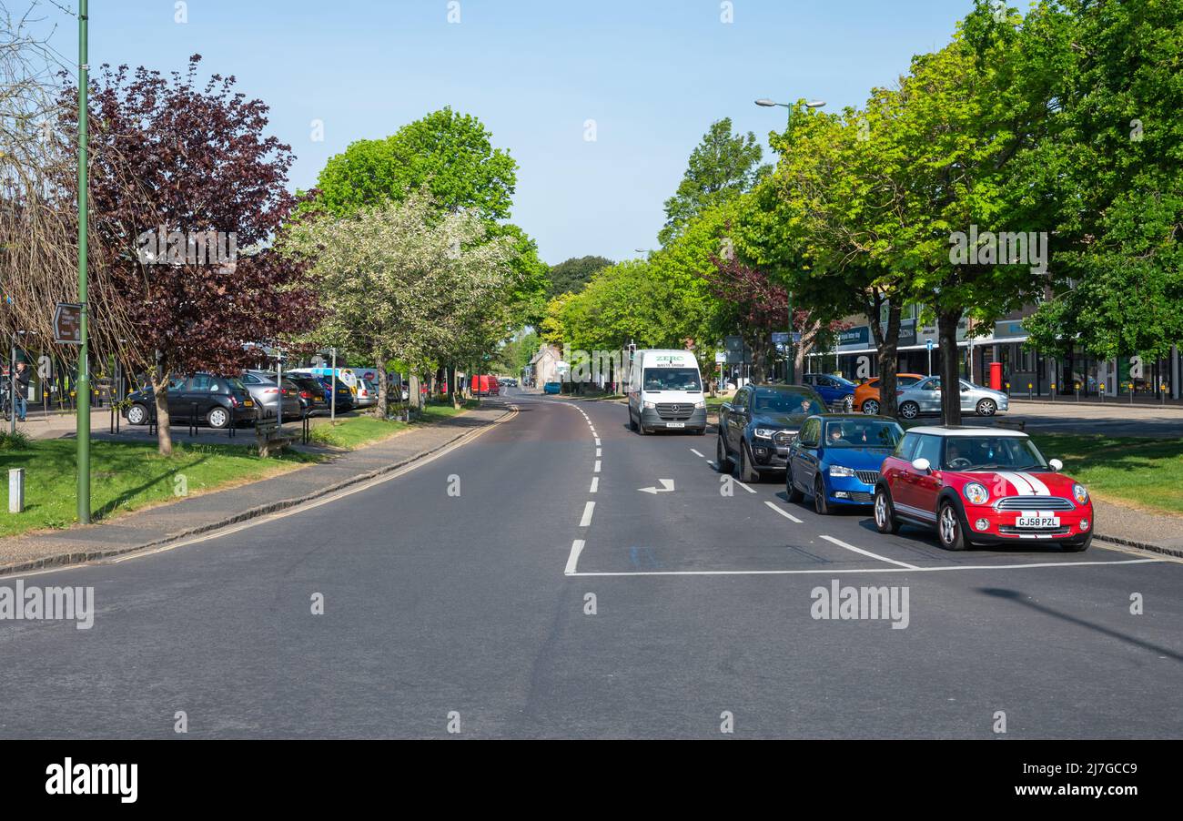 La carretera principal y las tiendas a lo largo de la calle en la pequeña ciudad costera británica de Rustington Village, West Sussex, Inglaterra, Reino Unido. Foto de stock