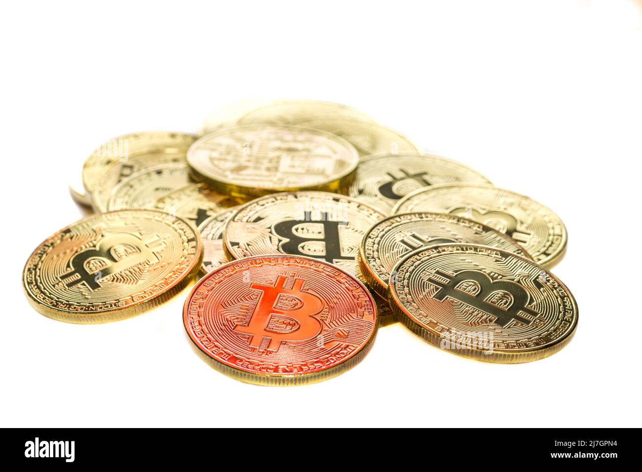 Bitcoin criptomoneda de cerca con una moneda roja que significa una caída del mercado bajista en el mercado bajista de los precios de negociación Foto de stock