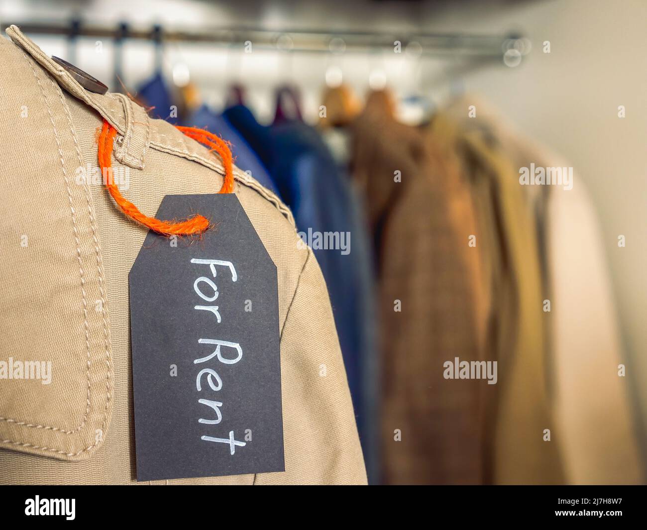 Etiqueta la ropa con una inscripción para alquilar. Concepto de alquiler de  ropa Fotografía de stock - Alamy
