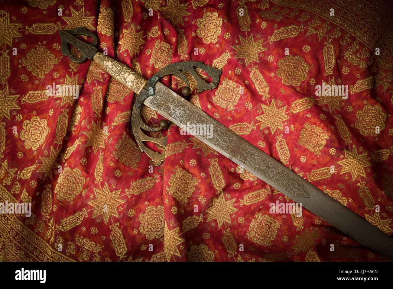 Espada conquistador de latón. Esta es una espada Toledo del siglo 19th  española, utilizada por caballeros medievales Fotografía de stock - Alamy