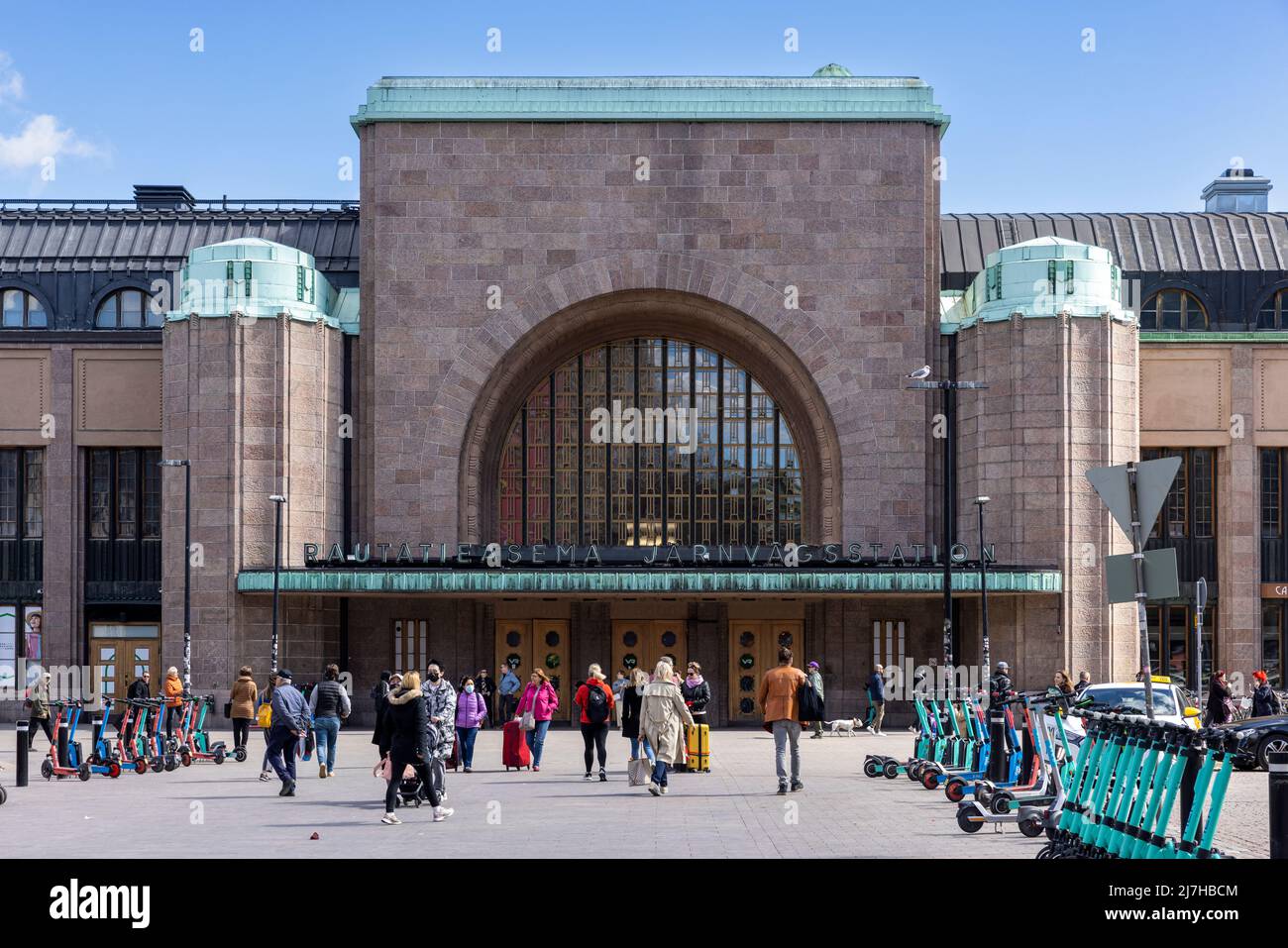 Bandera finlandesa que vuela sobre la estación de tren de Helsinki el día internacional de la madre Foto de stock