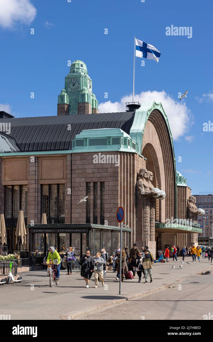 Bandera finlandesa que vuela sobre la estación de tren de Helsinki el día internacional de la madre Foto de stock