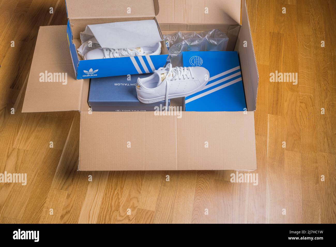 Primer plano de la caja de entrega en casa recibida con sneakers adidas.  SUECIA Fotografía de stock - Alamy