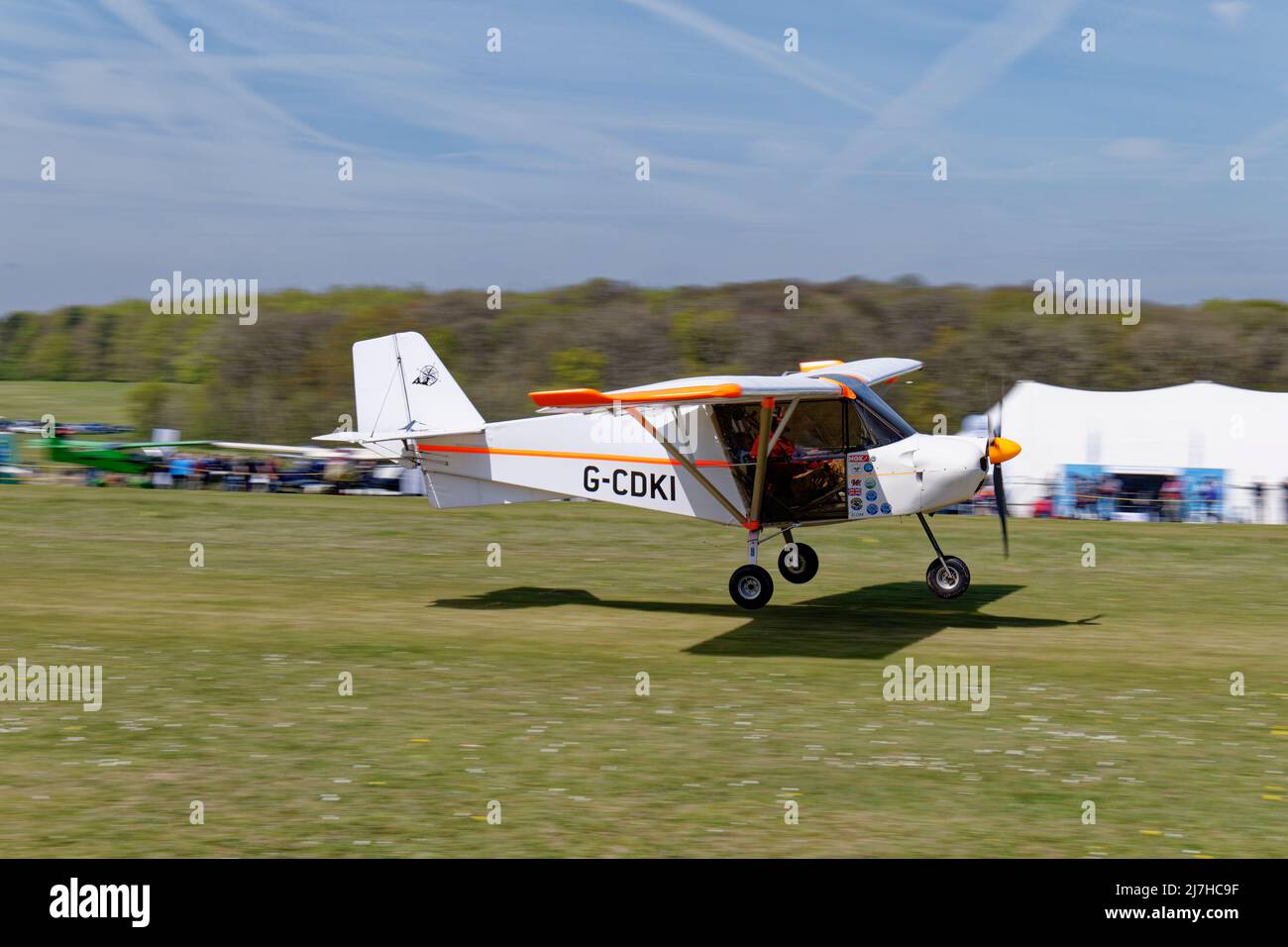Todo el avión G-CDKI blanco Skyranger Microlight Kit aterriza en el aeródromo de Popham cerca de Basingstoke en Hampshire para la mosca anual en el evento Foto de stock