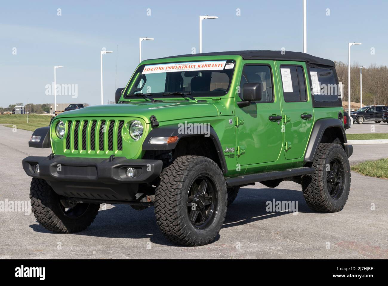 Tipton - Circa Mayo 2022: Usado Jeep Wrangler pantalla en un concesionario.  Con los problemas de suministro, Jeep y Stellantis dependen de las ventas  de vehículos de segunda mano para cumplir Fotografía