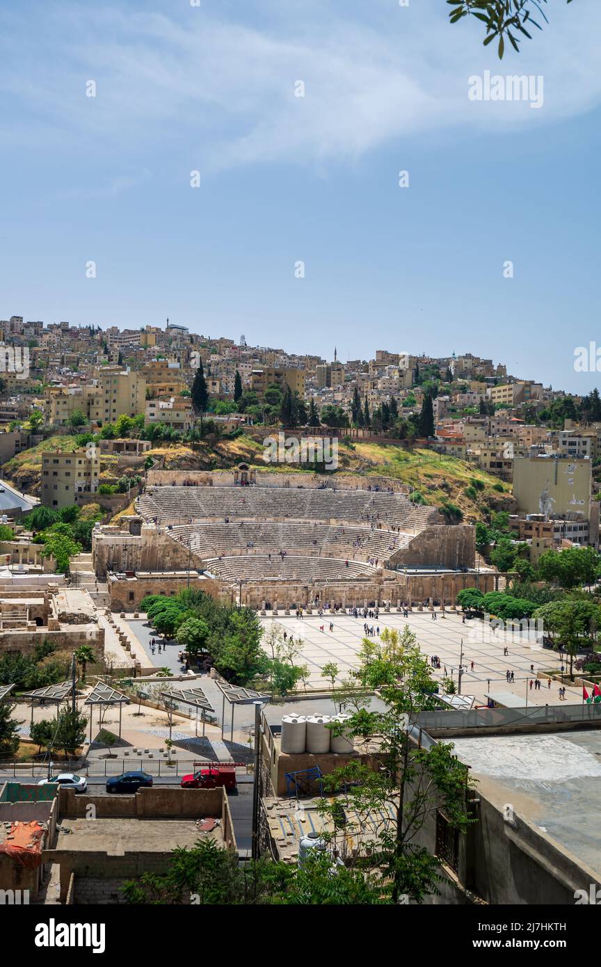 El horizonte del centro de Ammán en Jordania dominado por la antigua estructura del teatro romano entre casas residenciales en el centro de la ciudad vieja Foto de stock