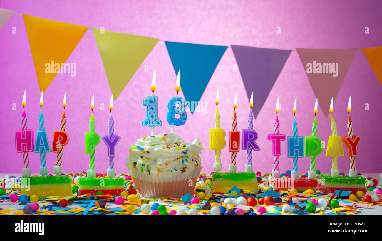 18 eighteen candle birthday cake fotografías e imágenes de alta resolución  - Alamy