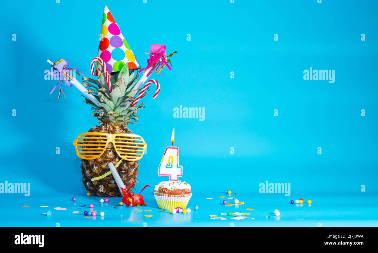 Saludos creativos de cumpleaños. Piña en vasos en decoraciones de  vacaciones. Espacio de copia Fotografía de stock - Alamy