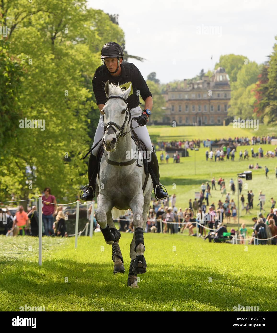 Badminton Horse Trials - Cross Country Test - Badminton, Reino Unido. 07th de mayo de 2022. Richard Jones en Alfies Clover galops con Badminton House en el fondo durante la prueba de Cross Country en los ensayos de caballos de Badminton. Crédito : Crédito: Mark Pain/Alamy Live News Foto de stock