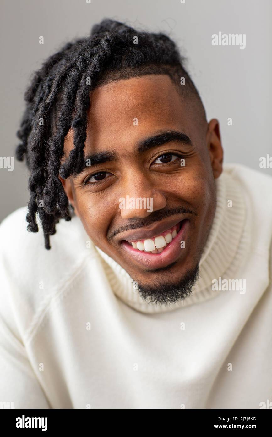 Retrato de un joven afroamericano sonriendo Foto de stock