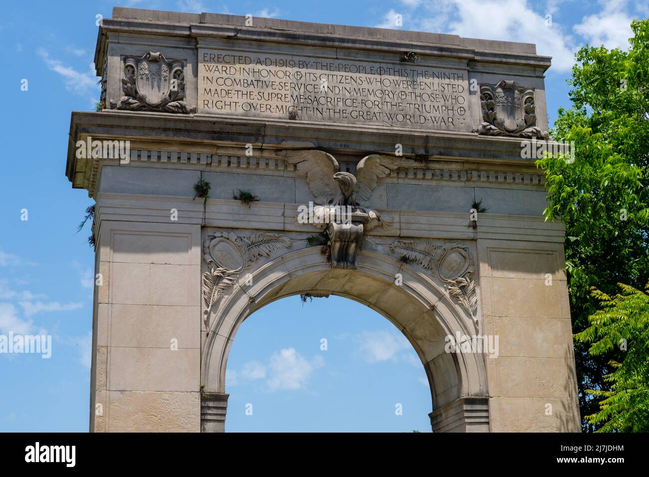La mitad superior del Arco de la Victoria, un monumento a los veteranos de la Primera Guerra Mundial del Noveno Distrito en Nueva Orleans, Louisiana, Estados Unidos Foto de stock
