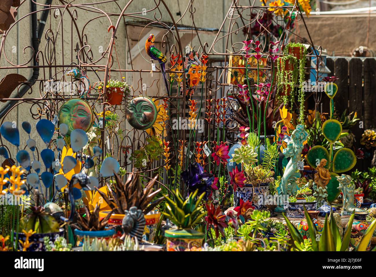 Temecula, CA, EE.UU. - 11 de abril de 2022: Barrio Old Town. Cakophonie de colores por la abundancia de decoraciones de jardín artful tales como estatuas, esculturas Foto de stock