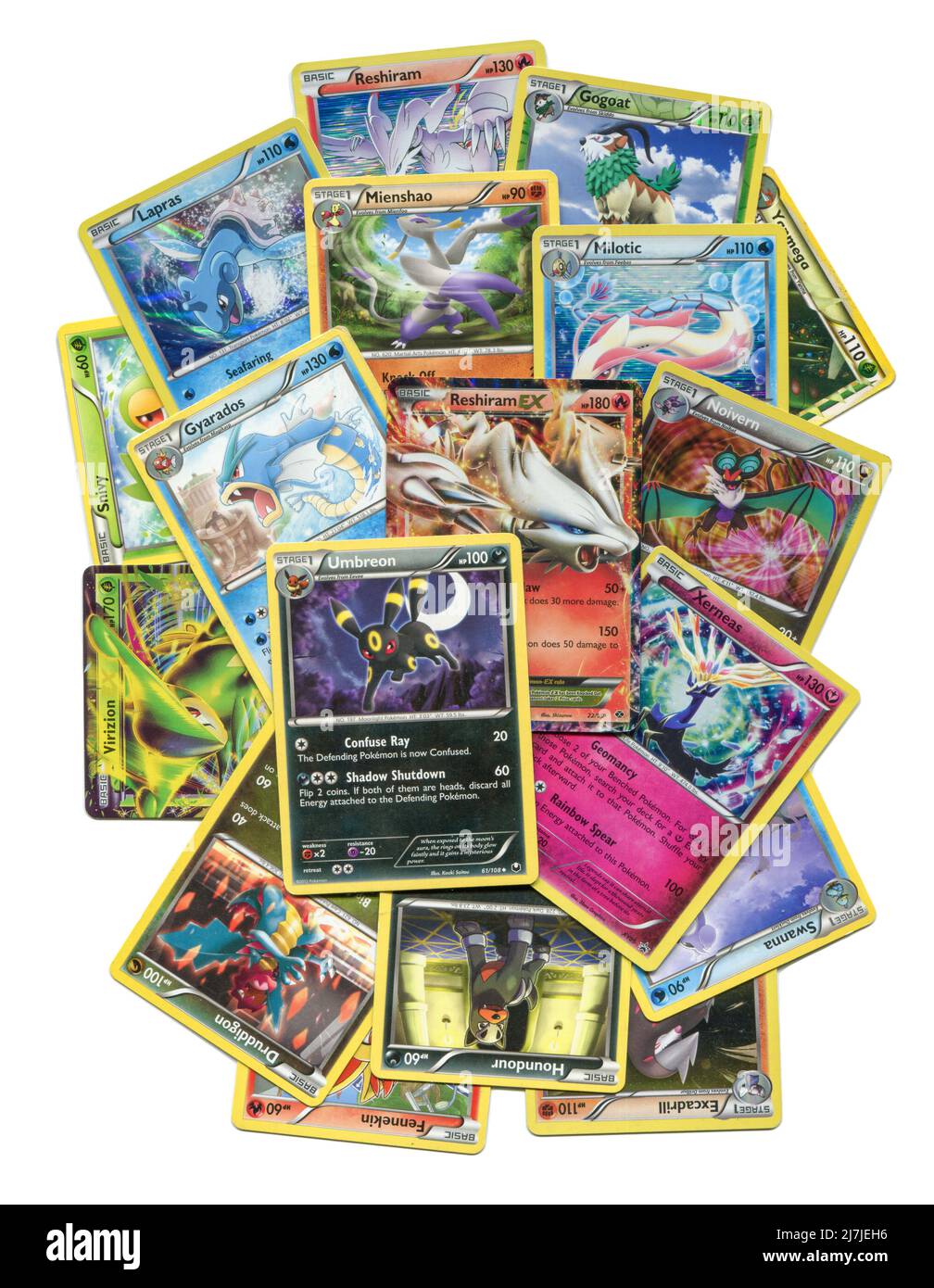 Colección de auténticas tarjetas de comercio Pokémon usados, juego japonés coleccionable, aislado sobre blanco. Foto de stock