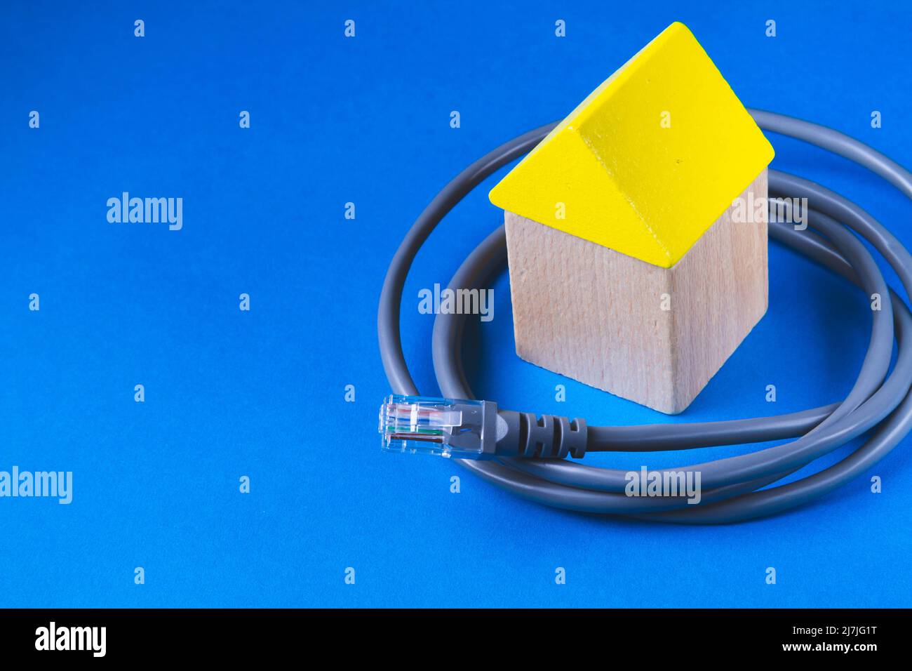 Conexión a Internet en la casa. Cable de Internet e instalación de un punto  Wi-Fi. Instalación de equipo en la casa Fotografía de stock - Alamy