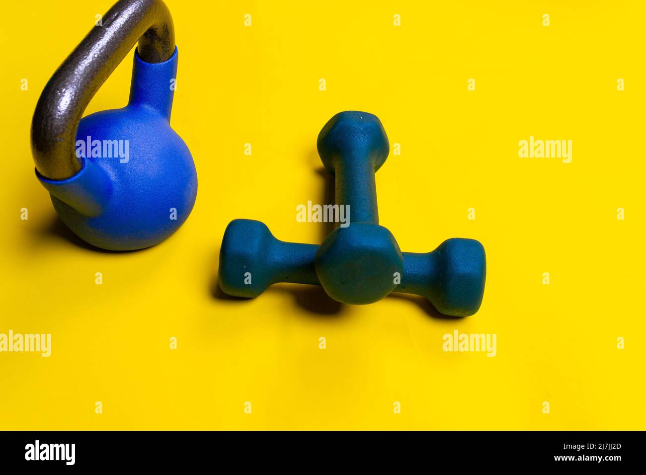 Amarillo espacio kettlebell azul aislado ackground ejercicio de fitness, concepto de estilo de vida saludable bodybuilding dumbbell de barbell de estilo de vida Foto de stock