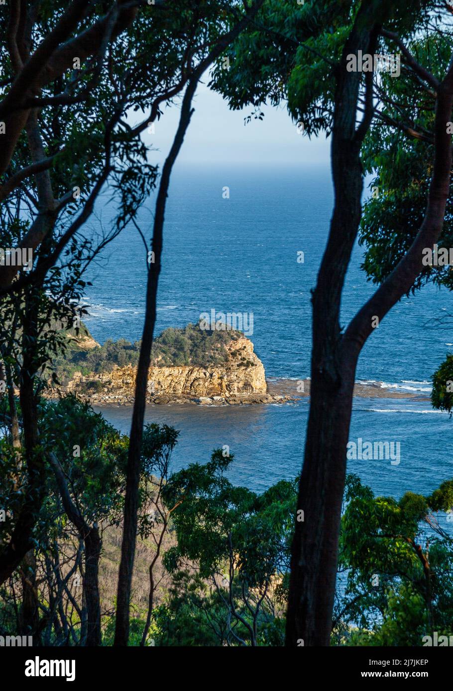 Vista de la punta de piedra arenisca de Bouddi Point en Maitland Bay en el Parque Nacional Bouddi en la costa central de Nueva Gales del Sur, Australia Foto de stock