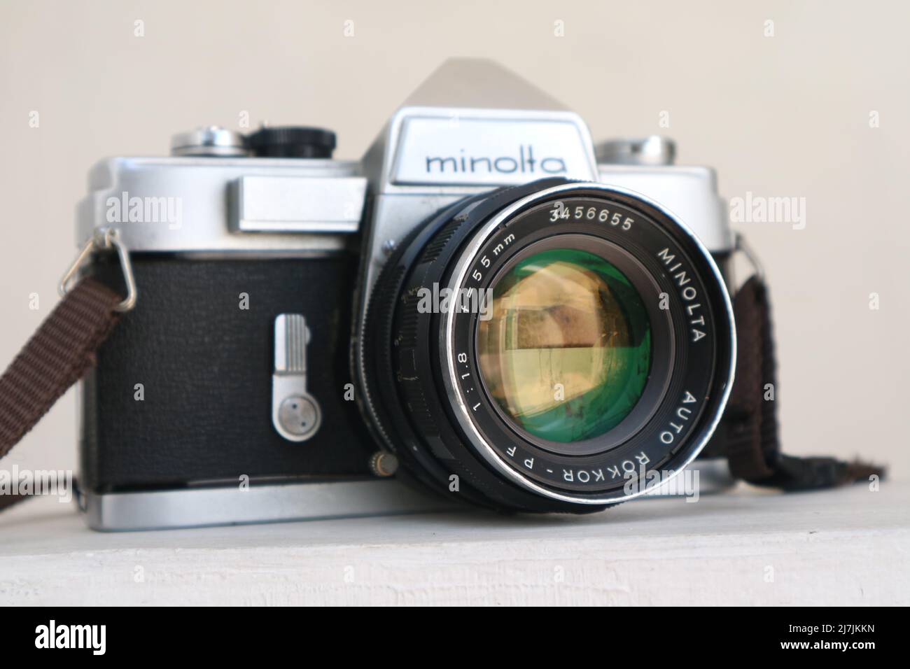 SIDOARJO, INDONESIA - 05 de mayo de 2022: Minolta SR-1 con MC Rokkor-PF 1:1,4 f=58mm Vintage 35mm cámara de película analógica, lanzada en 1966. Foto de stock