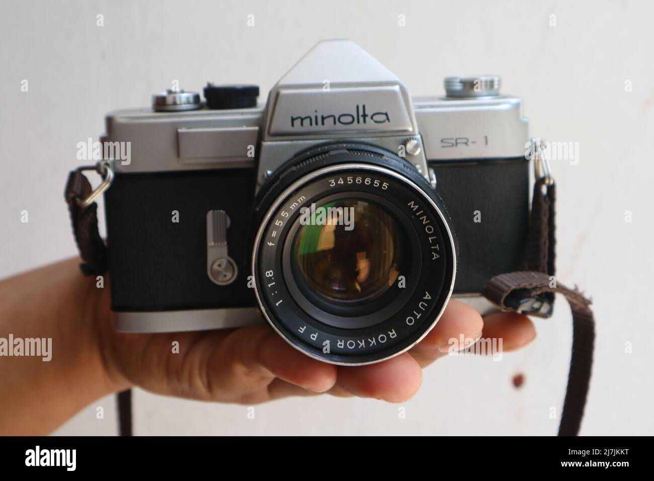SIDOARJO, INDONESIA - 05 de mayo de 2022: Minolta SR-1 con MC Rokkor-PF 1:1,4 f=58mm Vintage 35mm cámara de película analógica, lanzada en 1966. Foto de stock