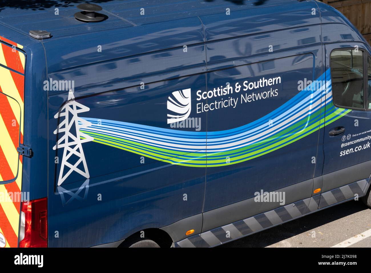 Vehículo de mantenimiento de las redes eléctricas escocesas y meridionales (SSE) estacionado en una propiedad para que un ingeniero eléctrico diagnostique y repare una avería. REINO UNIDO Foto de stock