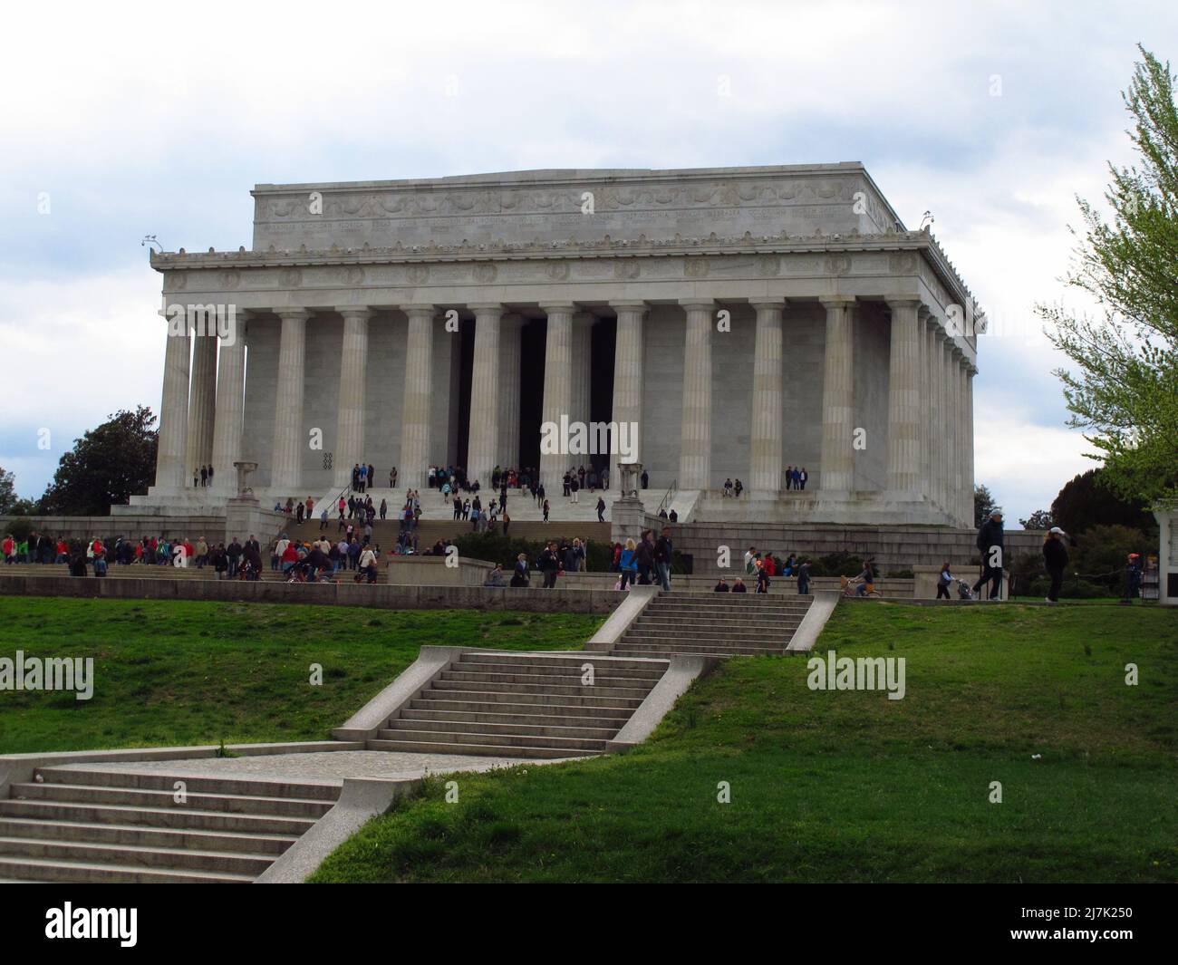 Washington, Estados Unidos de América. 10th de mayo de 2022. WASHINGTON, DC  - MAYO 10: Un activista por los derechos al aborto se manifiesta frente al  Edificio de la Corte Suprema de