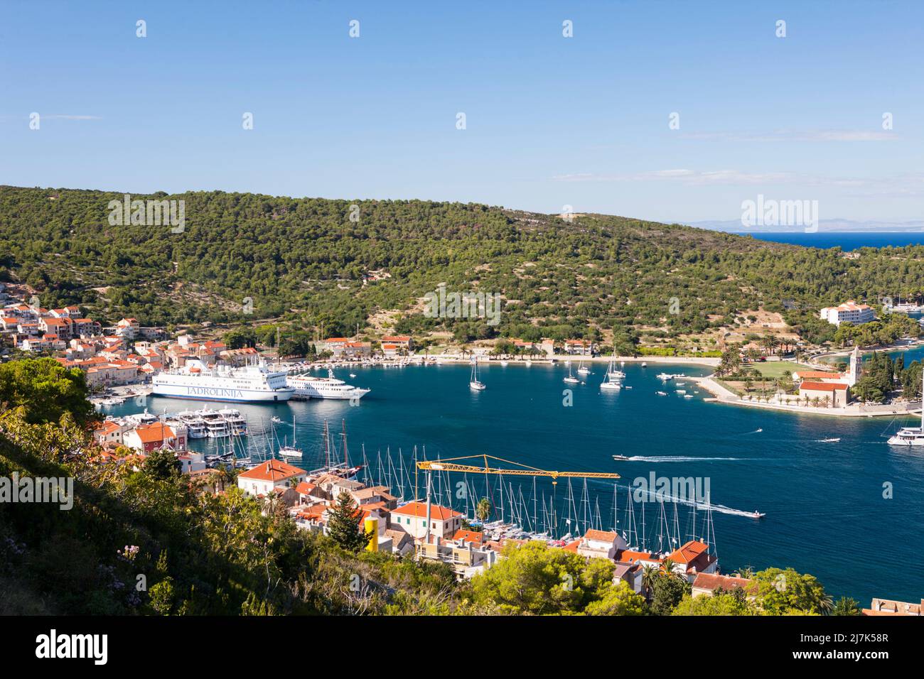 Puerto de ferry de Vis, Isla Vis, Mar Mediterráneo, Croacia Foto de stock