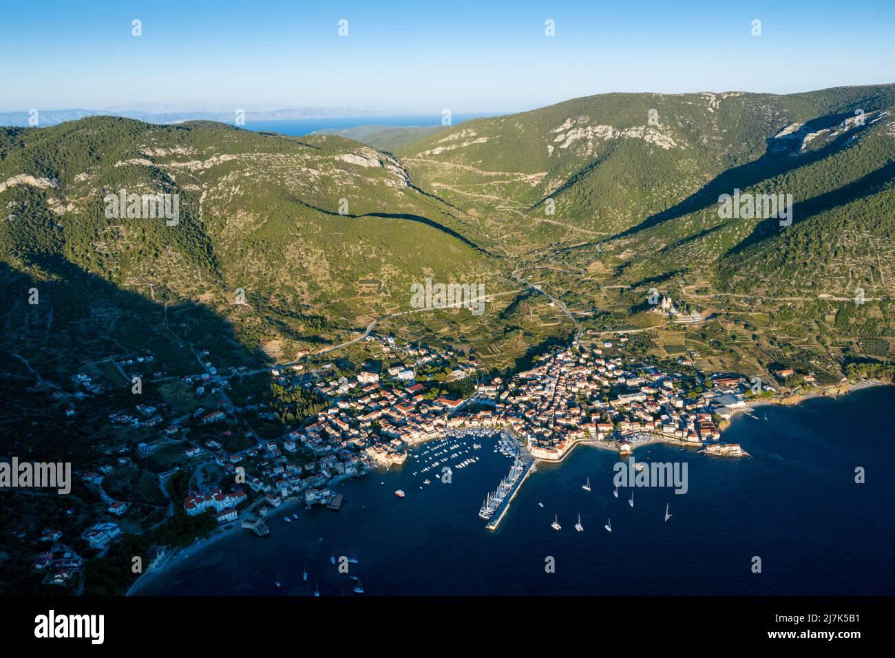 Ciudad y bahía de Komiza, Isla Vis, Mar Mediterráneo, Croacia Foto de stock