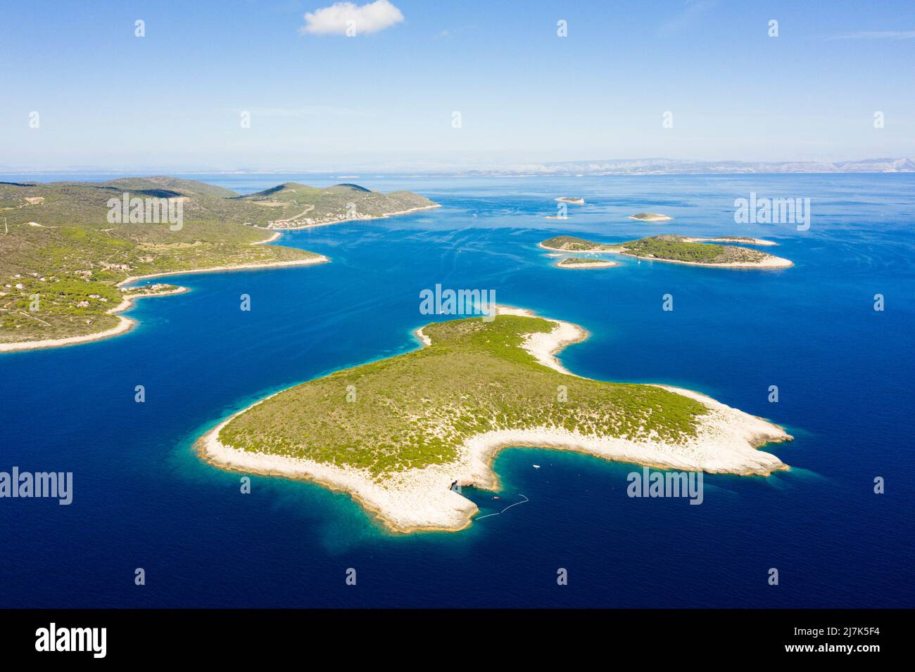 Isla Ravnik y Cueva Verde, Mar Mediterráneo, Croacia Foto de stock