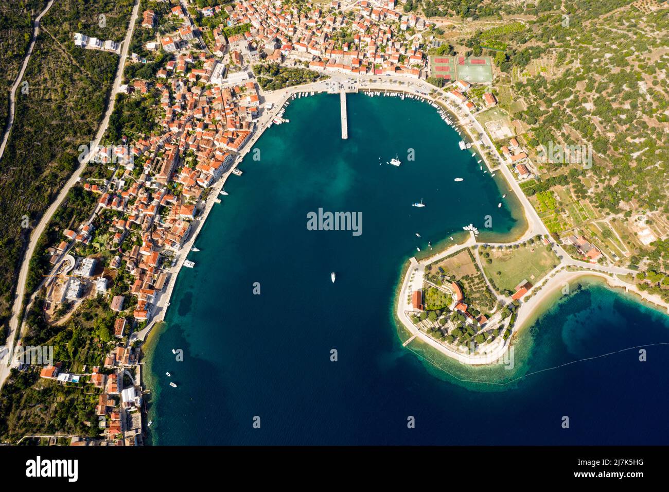 Ciudad y bahía de Vis, Isla Vis, Mar Mediterráneo, Croacia Foto de stock