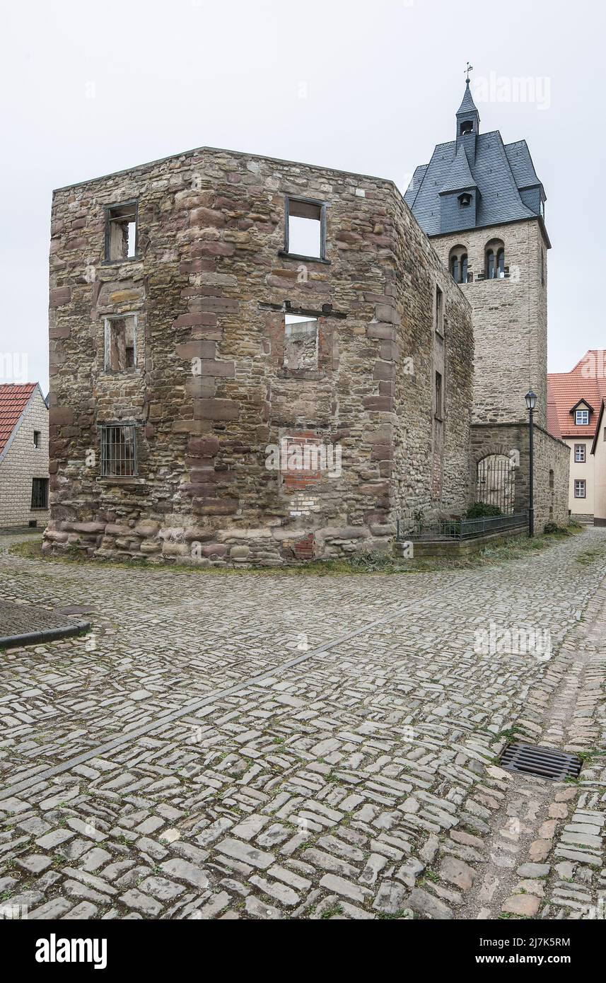 Allstedt b Sangerhausen ehem Wigberti-Kirche 5655 Schiff (um 1200) und Chor (15 JH) 1525 zerstört später Wonhaus heute gesicherte Ruine im Turm seit 1 Foto de stock