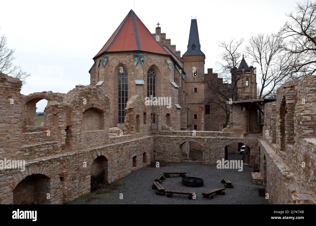 Mansfeld Schloß 59237a Blick aus der Ruine von Schloß Mittelort nach Nordwesten zur Schloßkapelle und Schloß Vorderort Foto de stock
