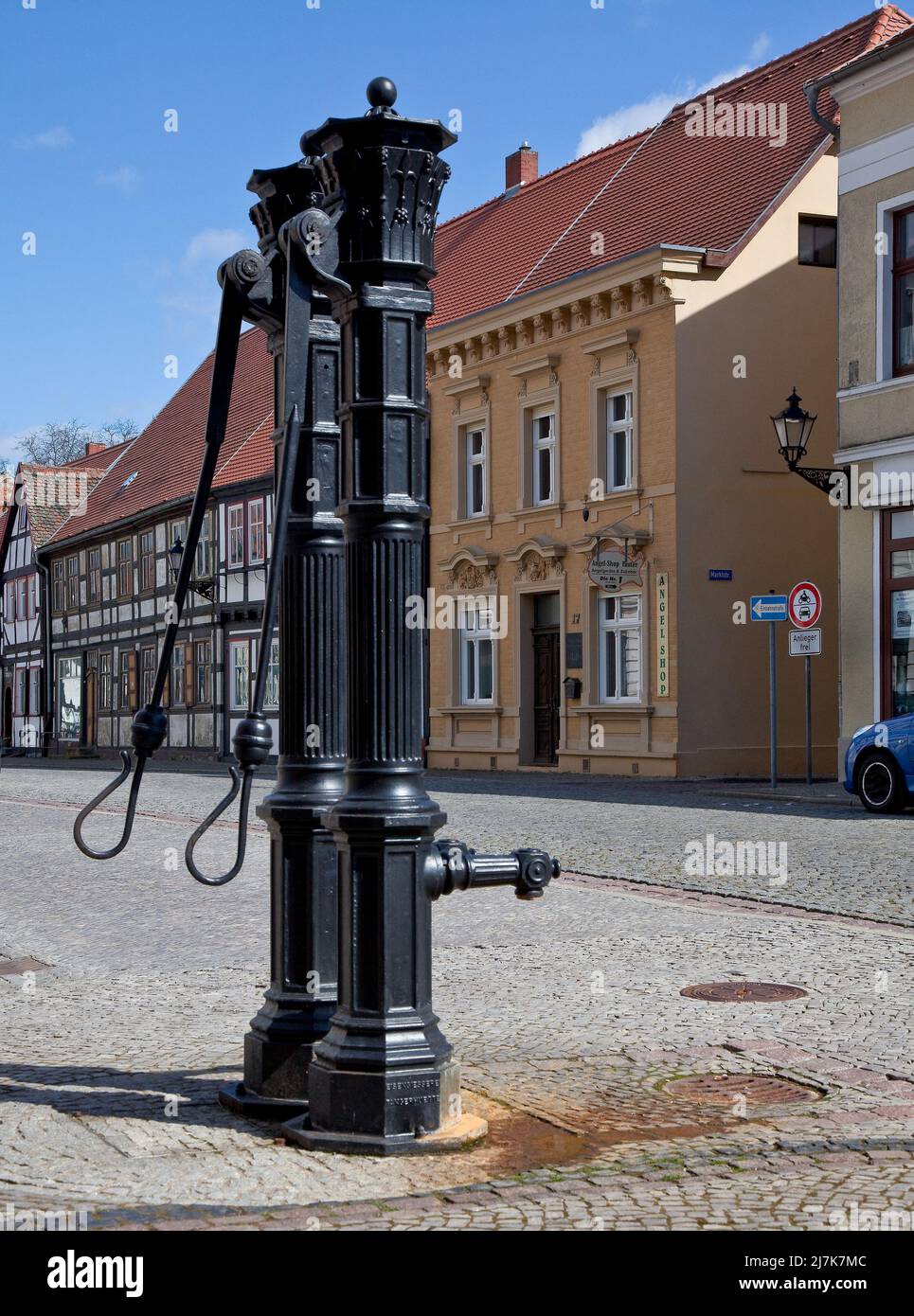 Tangermünde Elbe zwei paarweise aufgestellte Straßen-Wasserpumpen vor dem Rathaus 74809 Modelle des 19 JH aus der Eisengießerei Tangerhütte dahinter K Foto de stock