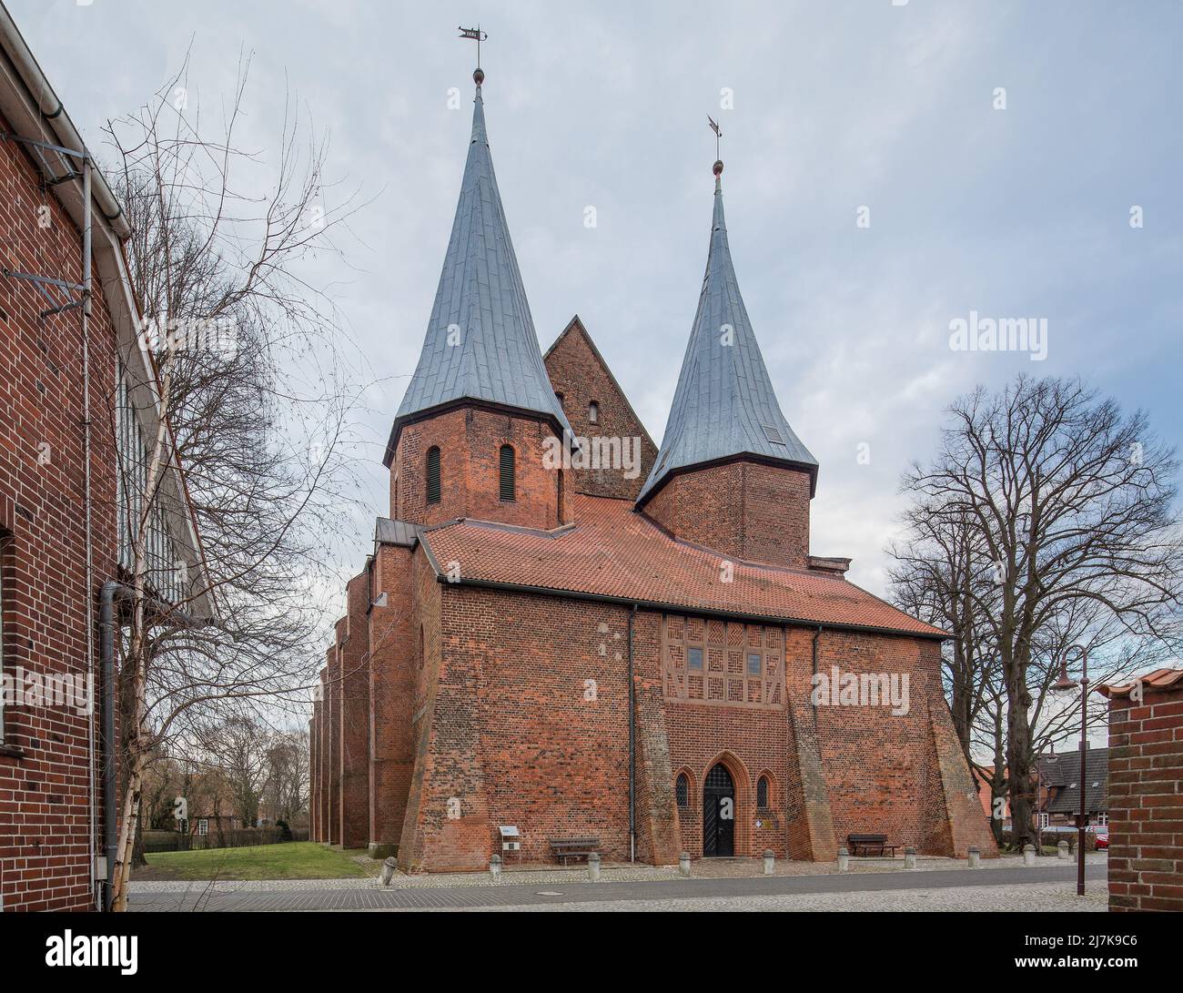 Bardowick bei Lüneburg ehem Stiftskirche auch DOM genannt 93466 Westbau mit Zweiturmanlage und Zwischenhalle um 1220-30 Ansicht von Westen Foto de stock