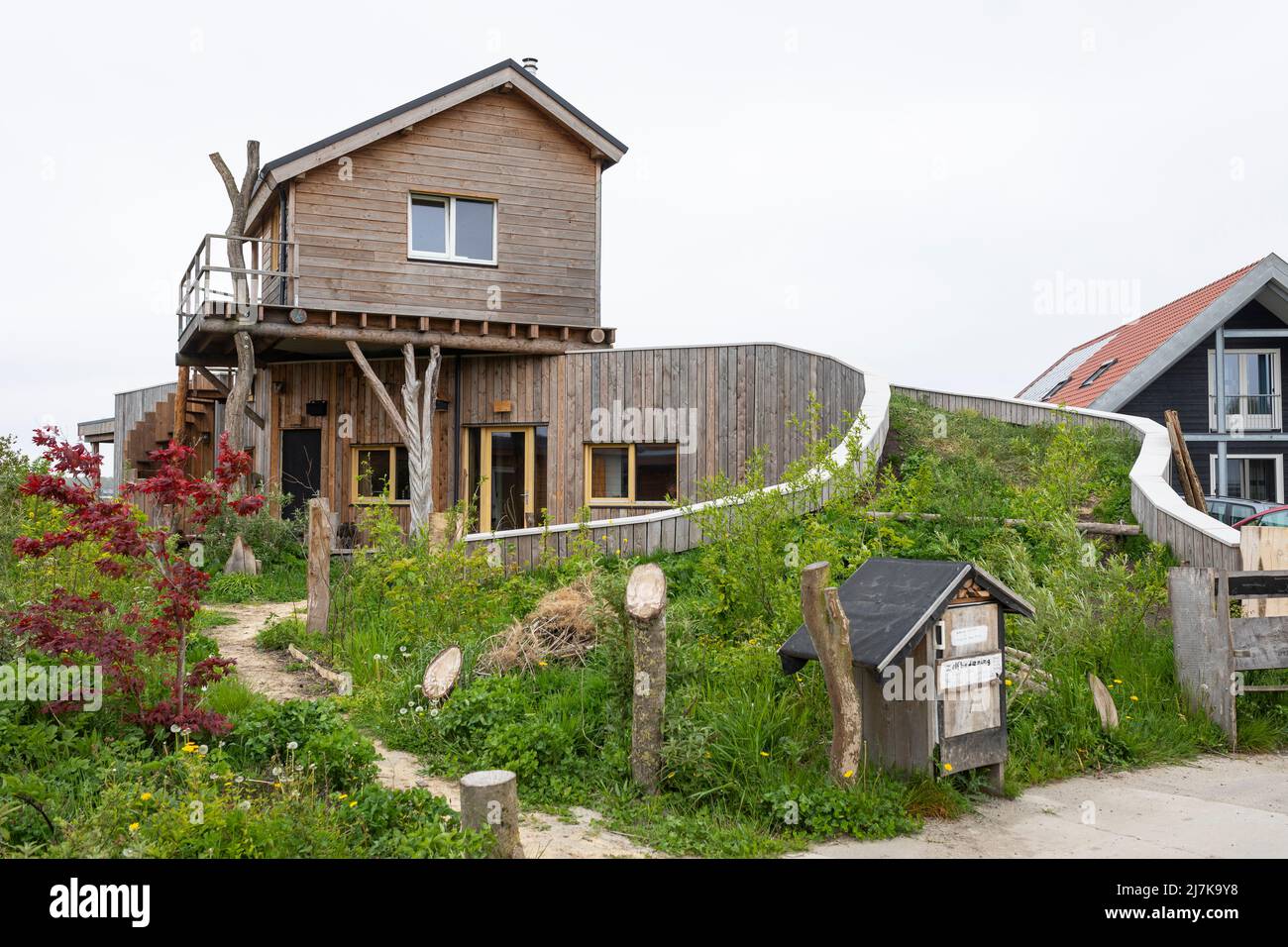 Eco casa amistosa en el pueblo de Oosterwold, Almere en los Países Bajos Foto de stock