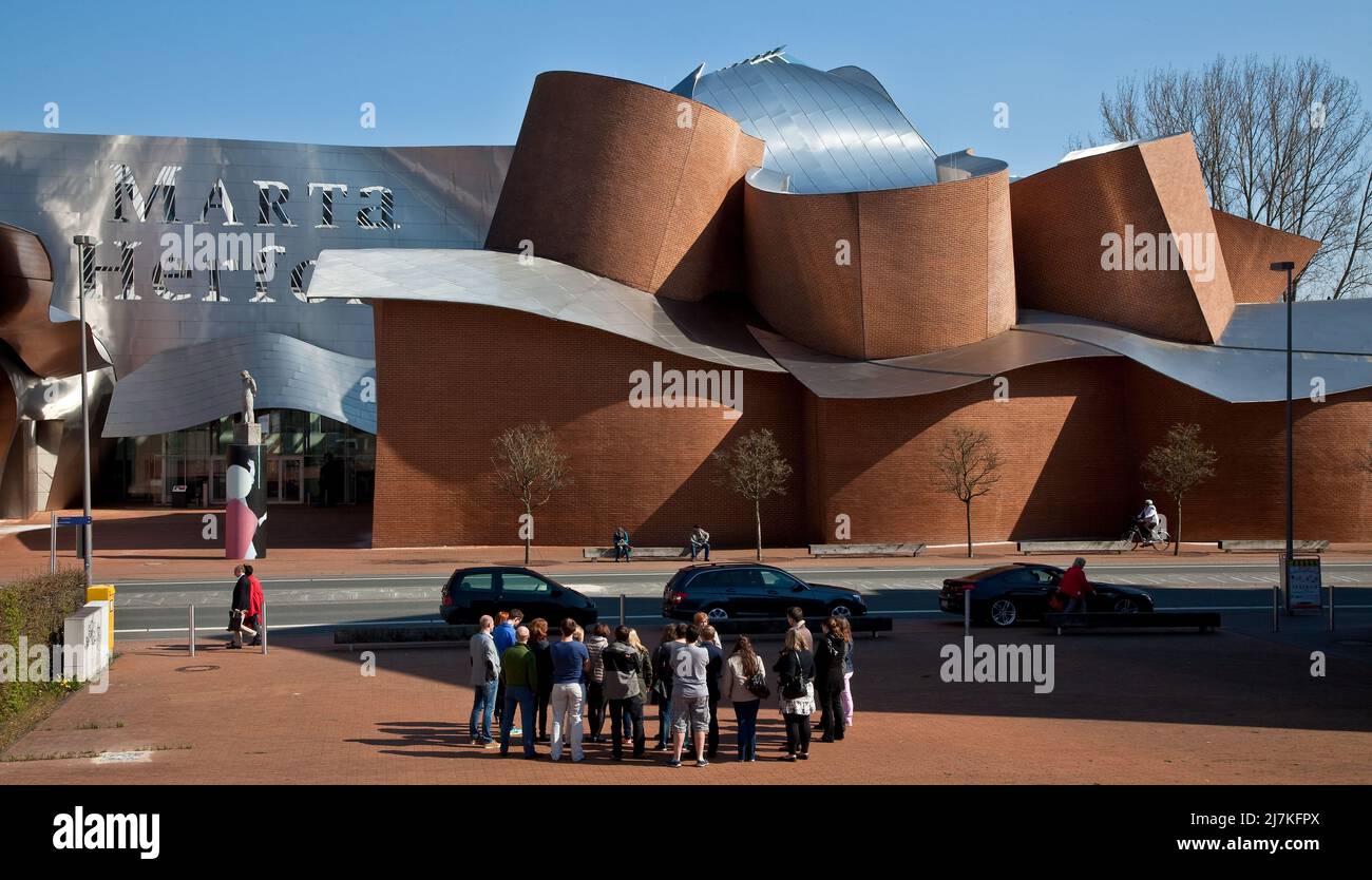 Museo Herford Marta für zeitgenössische Kunst 2001-05 von Frank O. Gehry 75149 Fassadenausschnitt Verkleidung aus Edelstahlblechen und Roten Klinkern Foto de stock