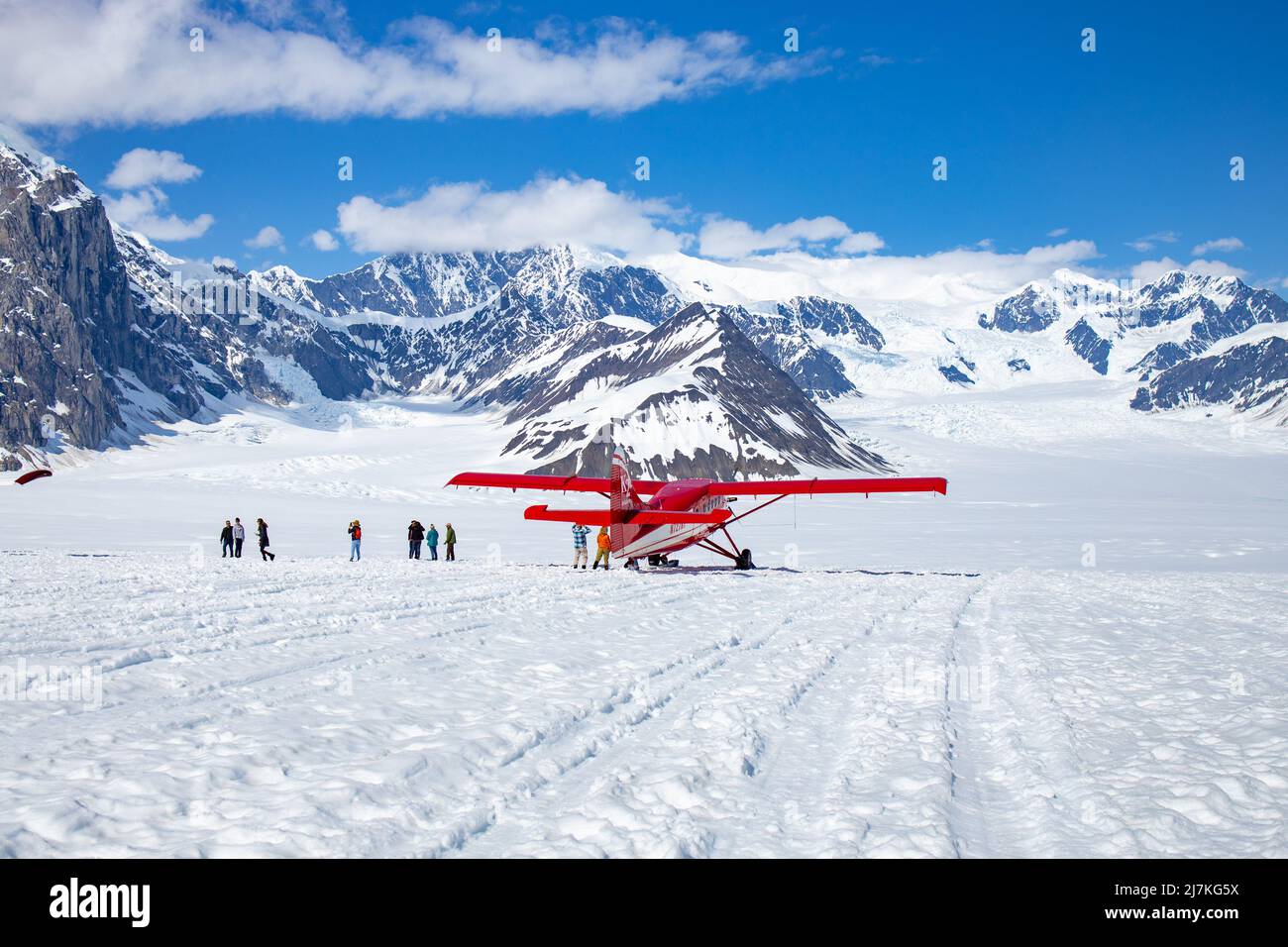 Aterrizando en el glaciar Kahiltna con la compañía Talkeetna Air Taxi, Parque Nacional Denali, Alaska Foto de stock
