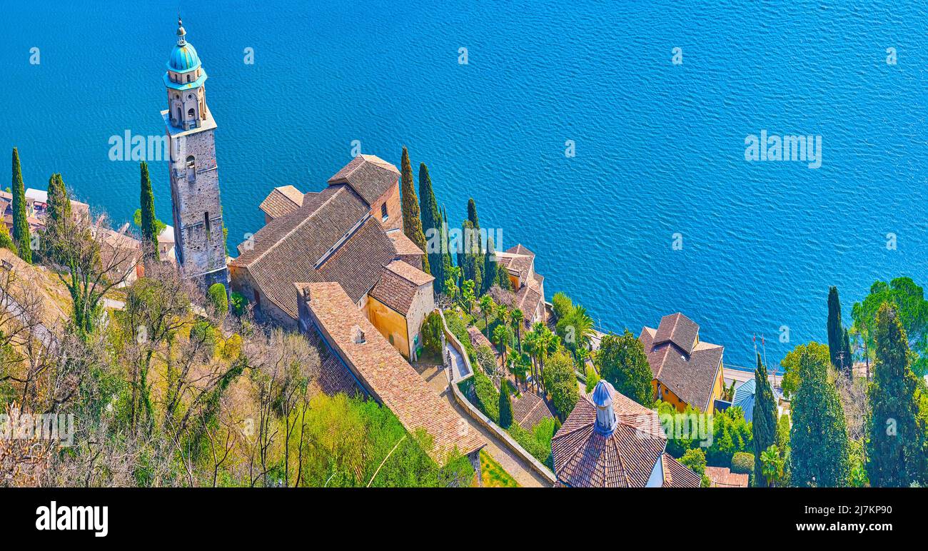 Morcote Castle Hill observa el azul lago Lugano, los tejados de la ciudad vieja y la iglesia Santa Maria del Sasso, Tesino, Suiza Foto de stock