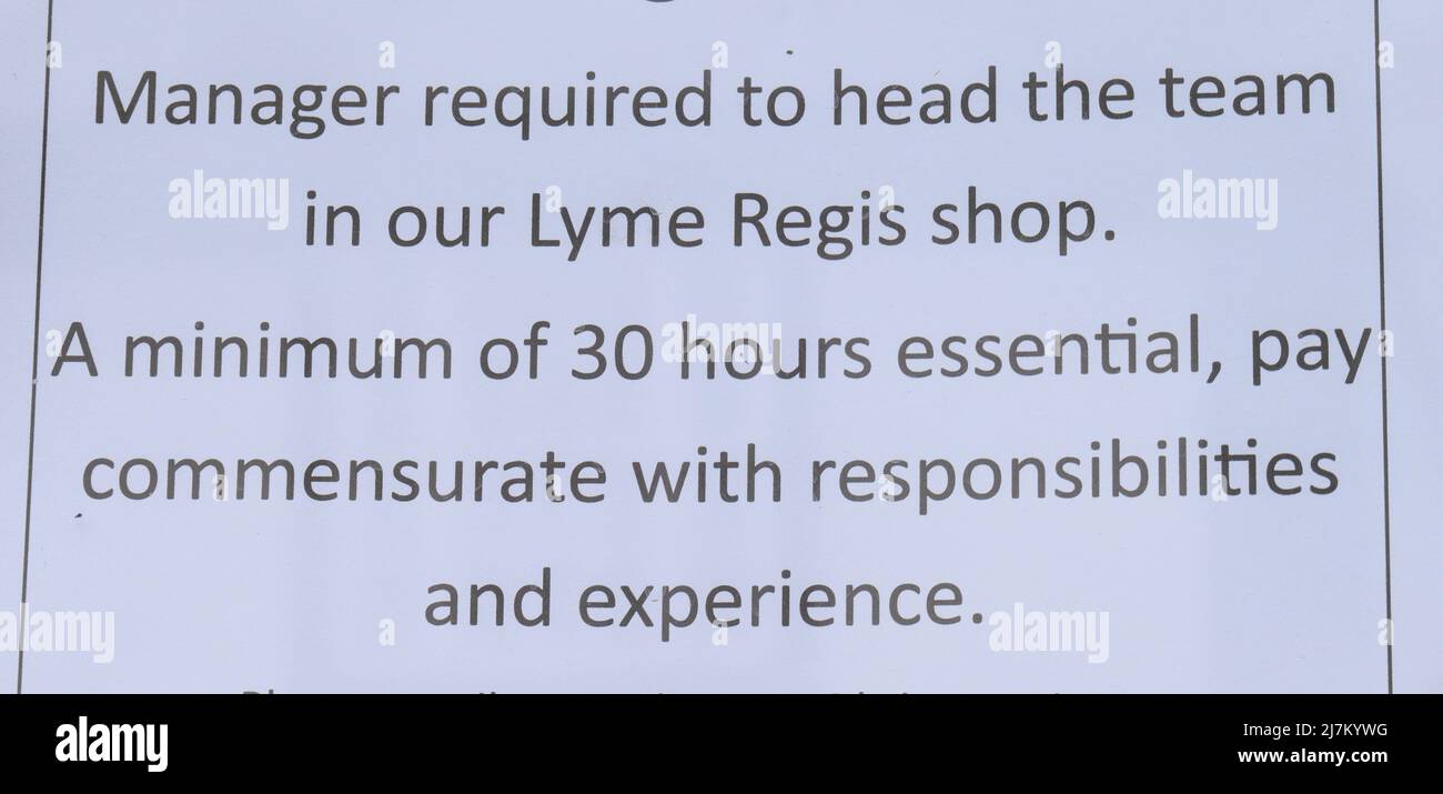 Lyme Regis, Dorset, Reino Unido. 10th de mayo de 2022. Noticias del Reino Unido; Costo de la vida: Los negocios de hospitalidad y las pequeñas tiendas en muchos de los resorts costeros de Inglaterra están luchando para reclutar personal para la temporada de vacaciones. En la foto se muestra un ejemplo de los muchos avisos de 'staff Wanted' que se muestran actualmente en las ventanas de los negocios locales en la pequeña ciudad costera de Lyme Regis, Dorset. Se ha especulado localmente que el alto costo de la vivienda en la ciudad, las malas conexiones de transporte público y las recientes alzas prohibitivas en el costo del estacionamiento pueden ser factores que contribuyen a la escasez de personal. Crédito: Celia McMahon/ Foto de stock