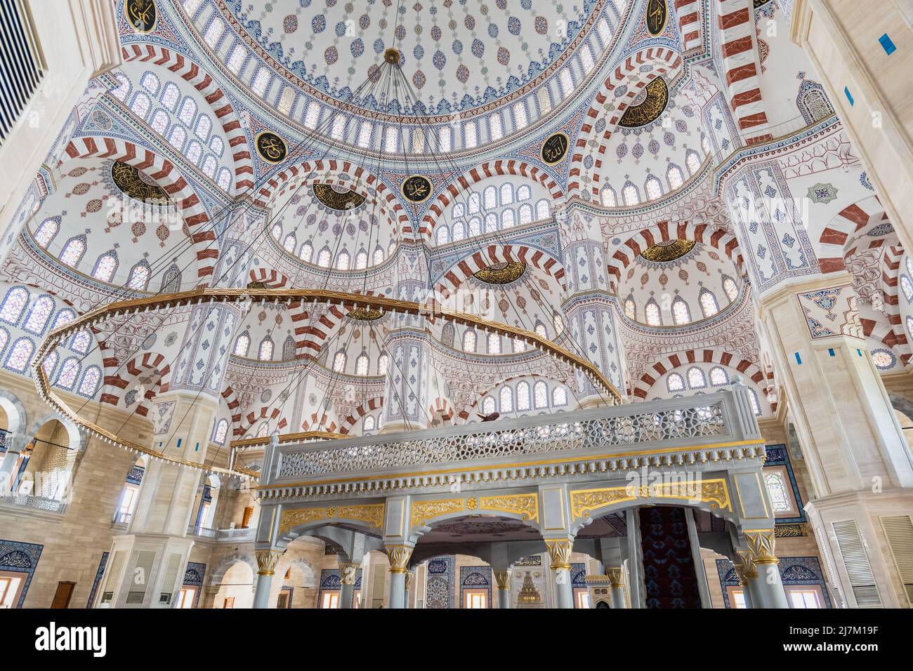 Sabancı Merkez Camii (en inglés Sabancı Mezquita Central) interior y