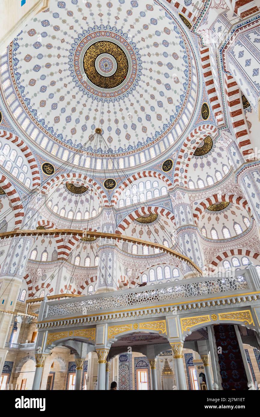 Sabancı Merkez Camii (en inglés Sabancı Mezquita Central) interior y
