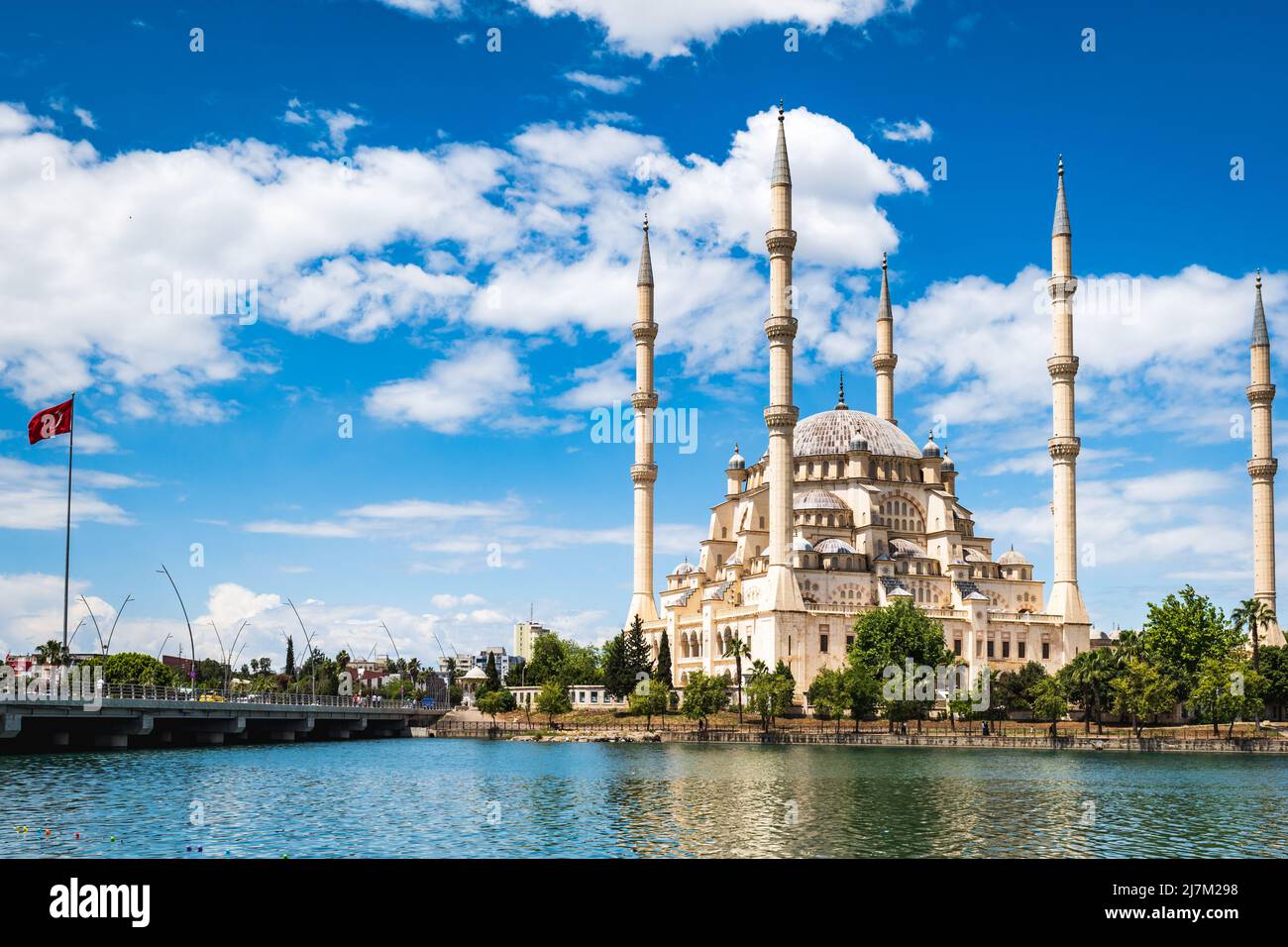Sabancı Merkez Camii (en inglés Mezquita Central de Sabancı) en Adana