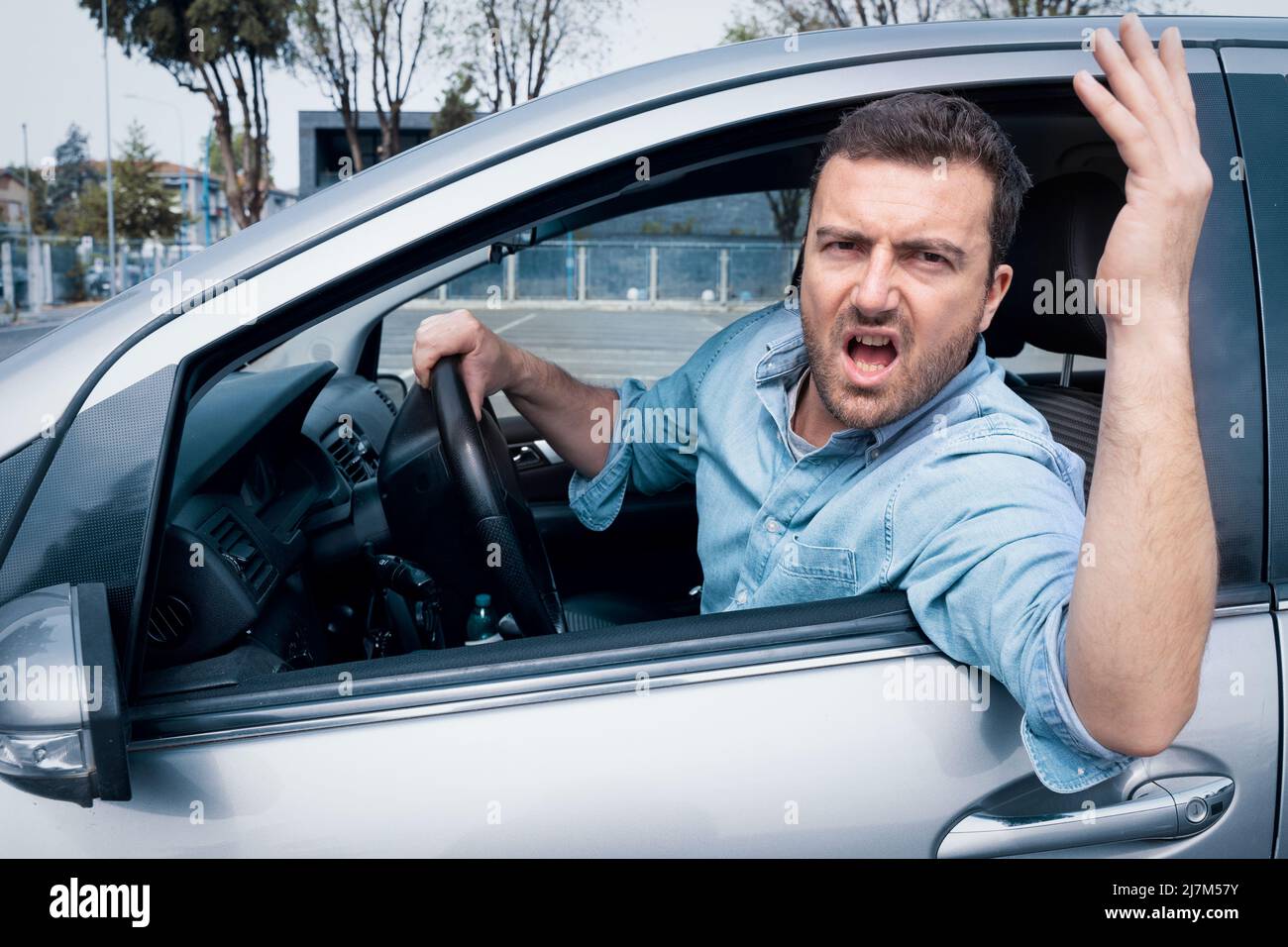 Hombre de la rabia de la carretera en el volante amenazando a otros conductores Foto de stock
