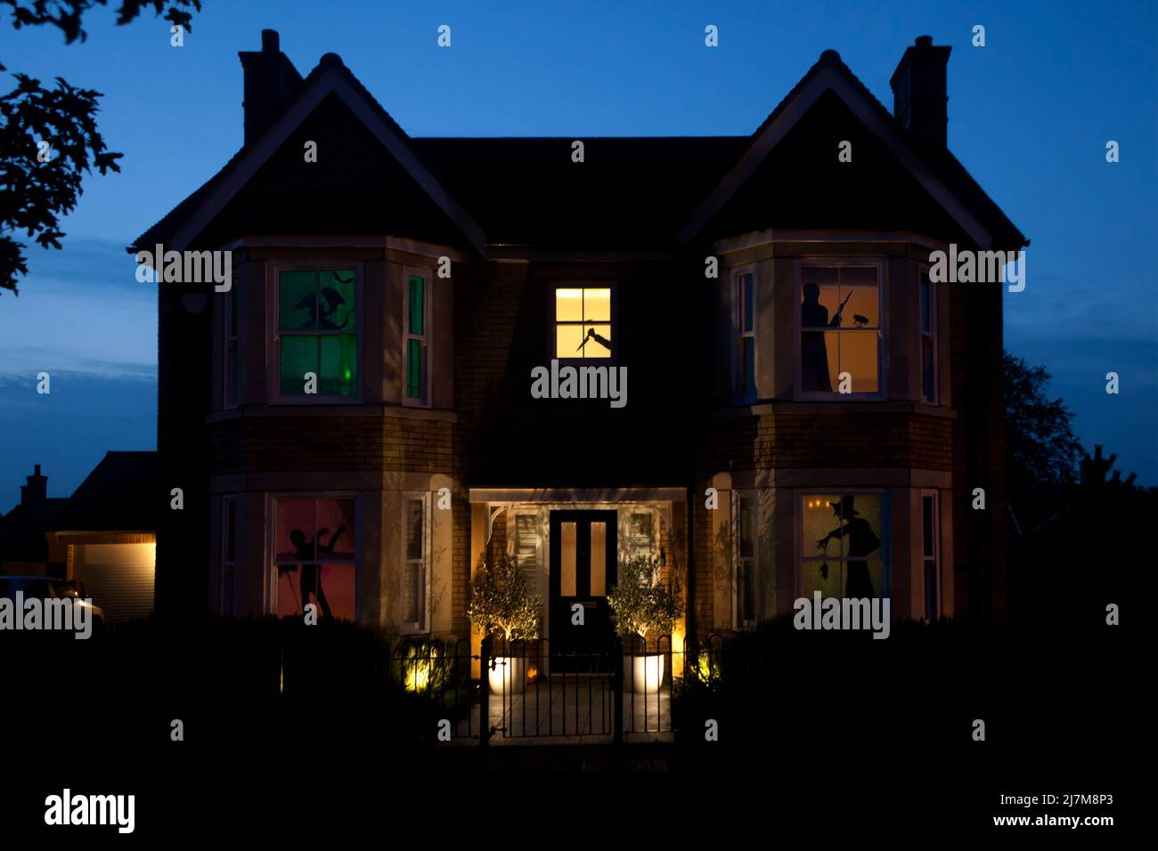 Una casa con espeluznantes siluetas de ventanas en Fairfield, Bedfordshire, Reino Unido, que se ha vuelto muy conocida por sus decoraciones de Halloween. Foto de stock