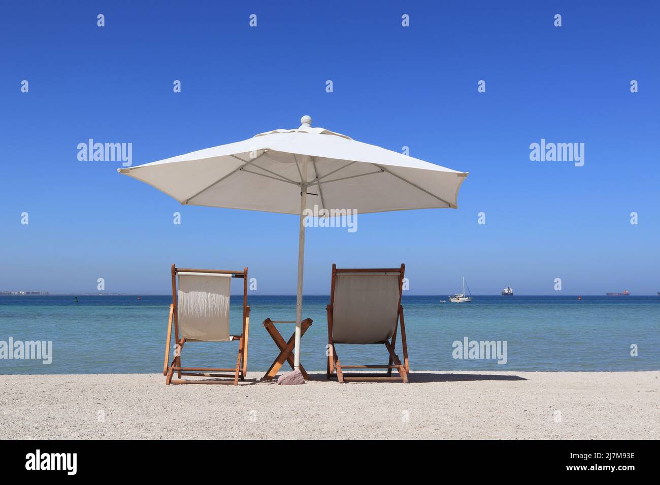 Sillas de mesa y una sombrilla fotografías e imágenes de alta resolución -  Alamy