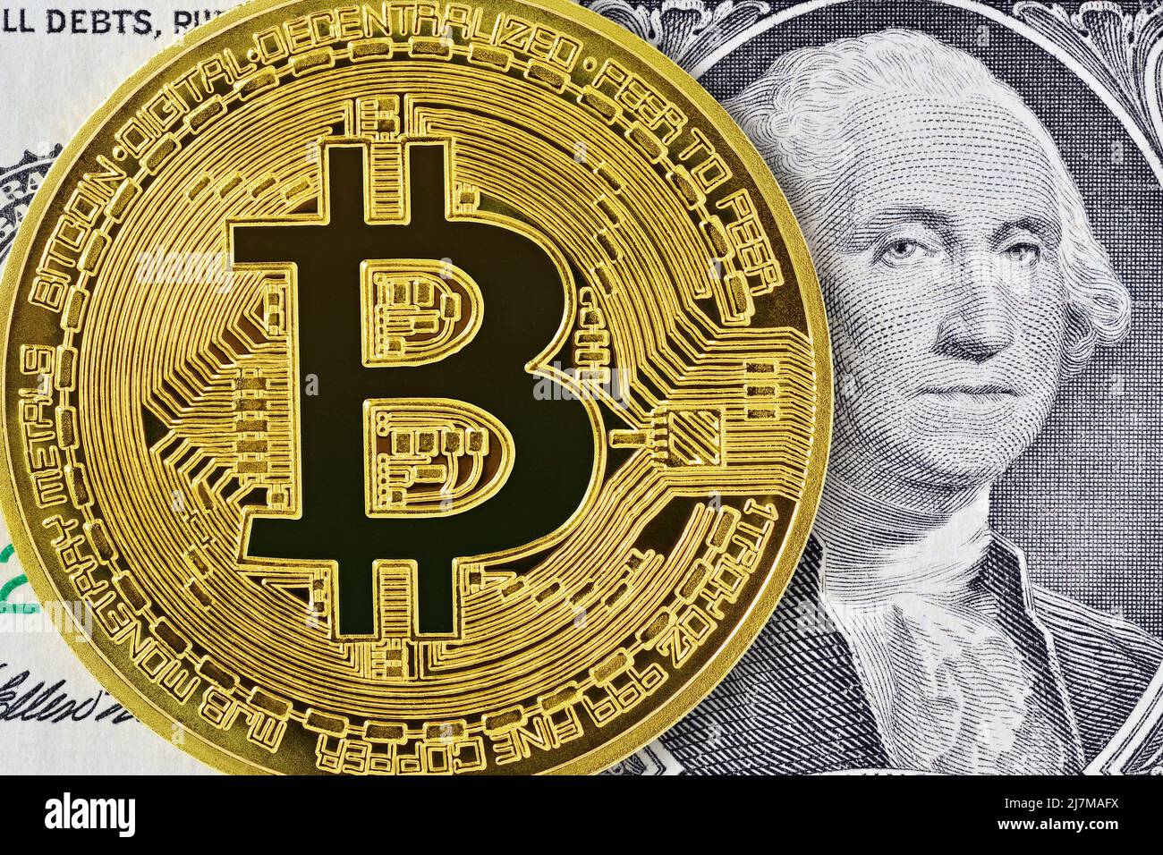 Bitcoin y un billete de dólar estadounidense Foto de stock
