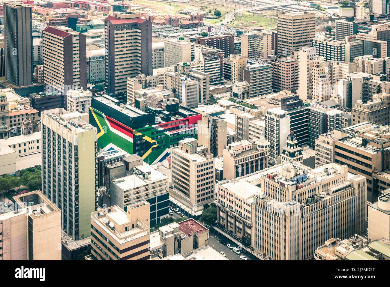Primer plano detalle de los rascacielos el distrito de negocios de Johannesburgo - Vista aérea de los edificios modernos del horizonte en la ciudad más grande de Sudáfrica ingenio Foto de stock