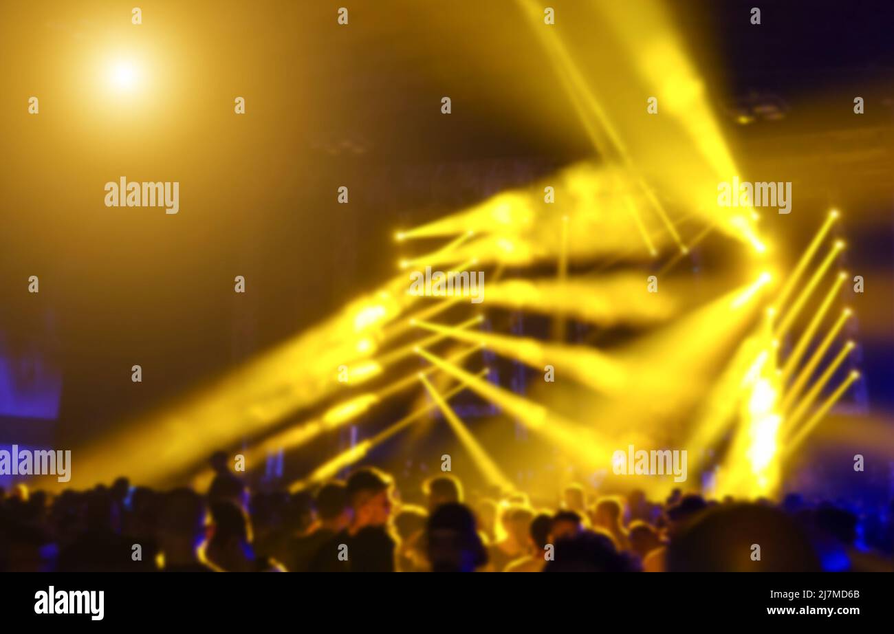 Bokeh abstracto con fondo desenfocado de la demostración del laser en club nocturno moderno de la fiesta de la discoteca - concepto de la vida nocturna con la música y el entretenimiento - imagen wi Foto de stock