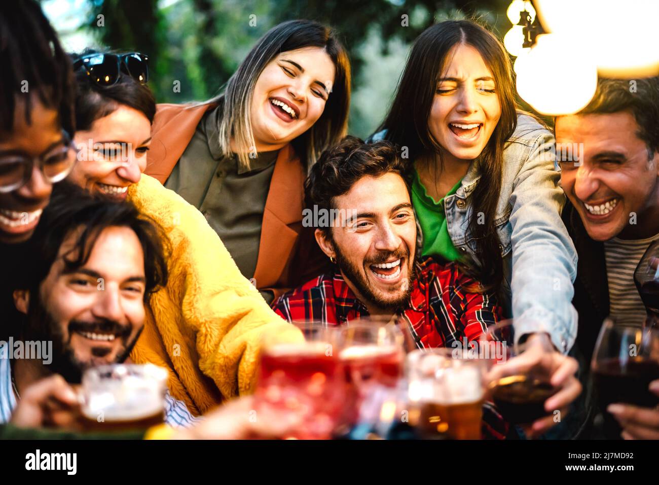 Amigos felices divertirse bebiendo en la casa cena pic nic barbacoa fiesta - gente de edades mixtas tostar bebidas en el jardín del restaurante de lujo juntos - Sta. Foto de stock