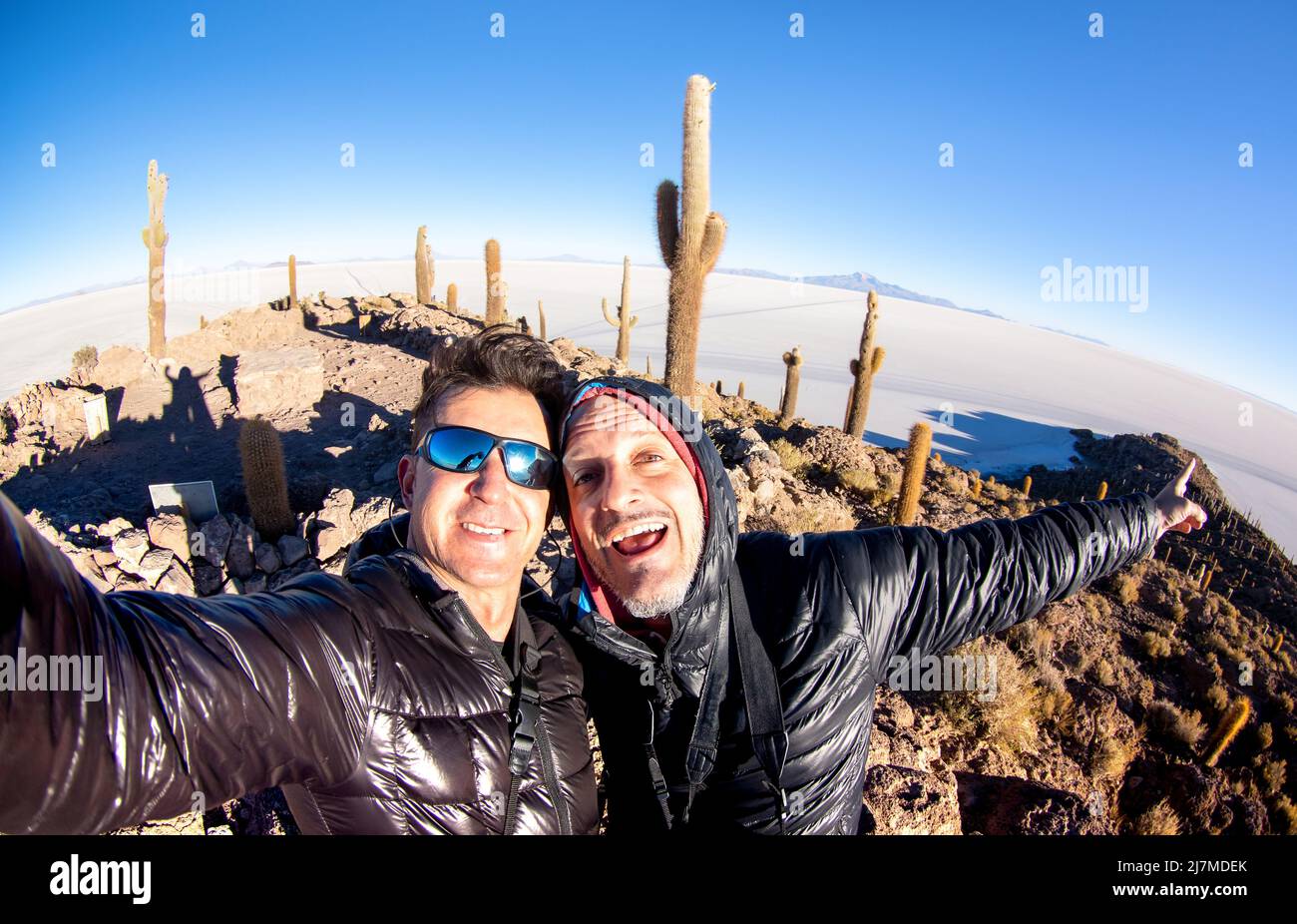 Los mejores amigos aventureros tomando selfie en Salar De Uyuni en Bolivia - Estilo de vida de viaje disfrutando de momentos de diversión feliz - Viaje juntos alrededor de las maravillas del mundo Foto de stock