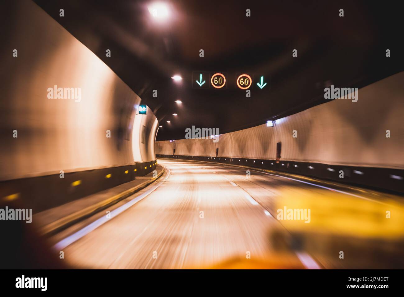 Fondo desenfocado del túnel de carretera con atmósfera amarillenta - Concepto de transporte urbano sobre filtro de contraste cálido Foto de stock