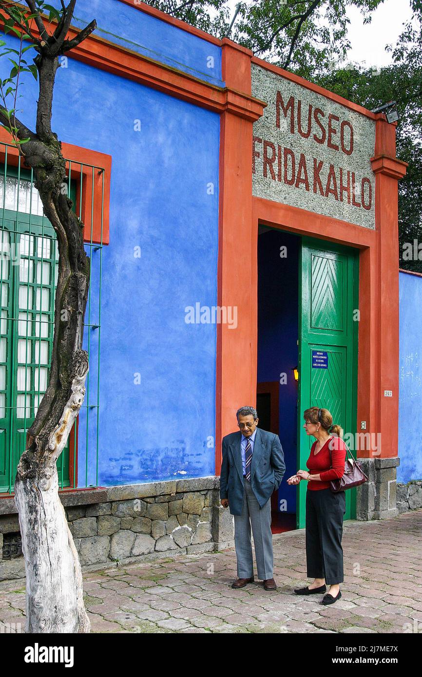 El Museo Frida Kahlo, también conocido como la Casa Azul por sus paredes  azul-cobalto, es histórico Fotografía de stock - Alamy